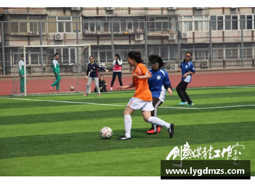 爱购彩身材出众的女孩在足球场上展现魅力与力量的完美结合 - 副本
